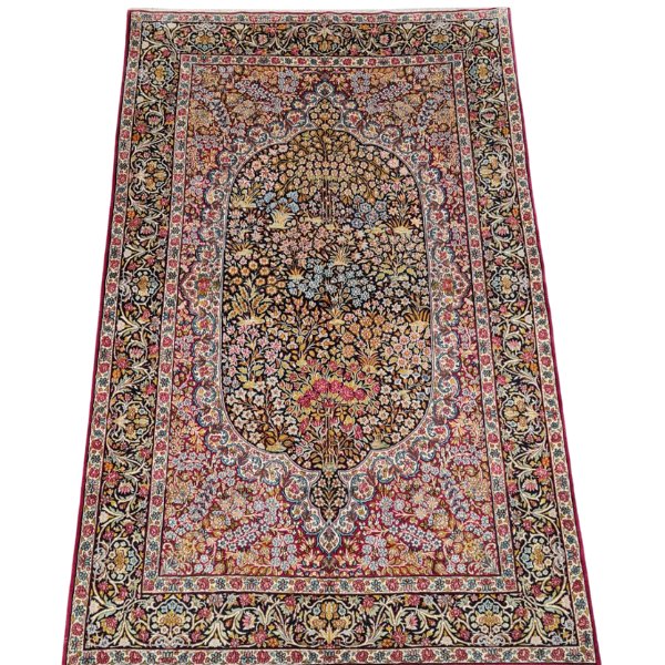 فرش دستباف آنتیک کرمان طرح قاب درختي